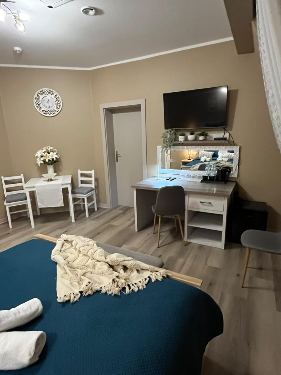 Bed, TV and multimedia, Photo of the whole room, Seating area, Bedroom