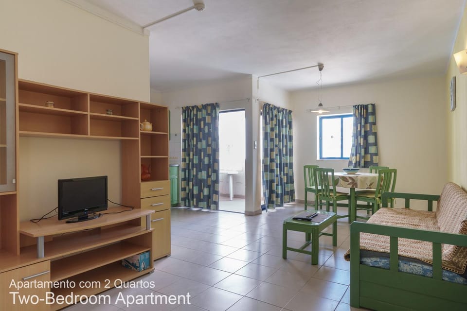 Library, Bathroom, TV and multimedia, Seating area, Dining area
