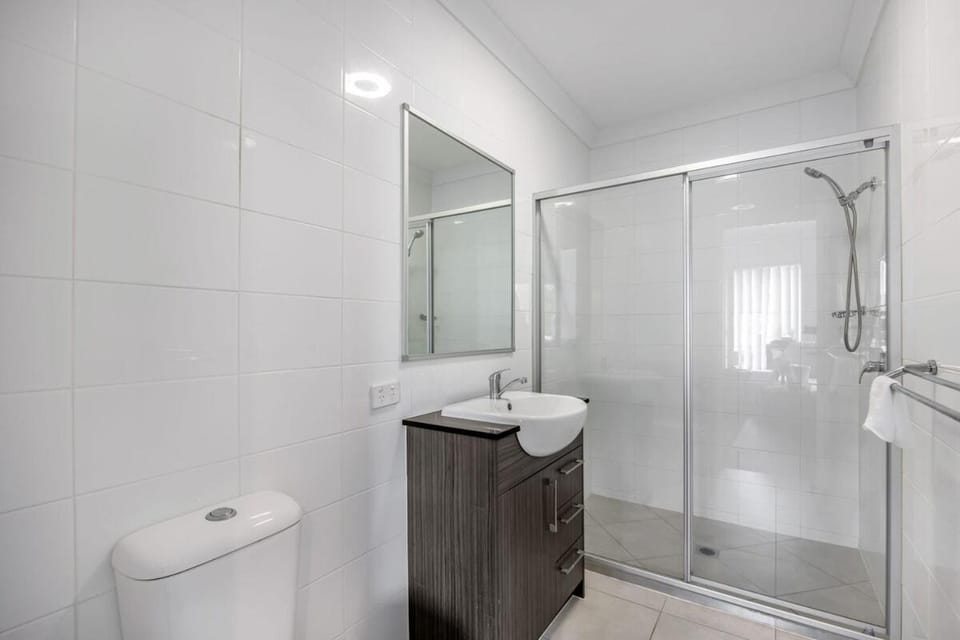 Entire 2 bedroom duplex close to theme parks House in Coomera