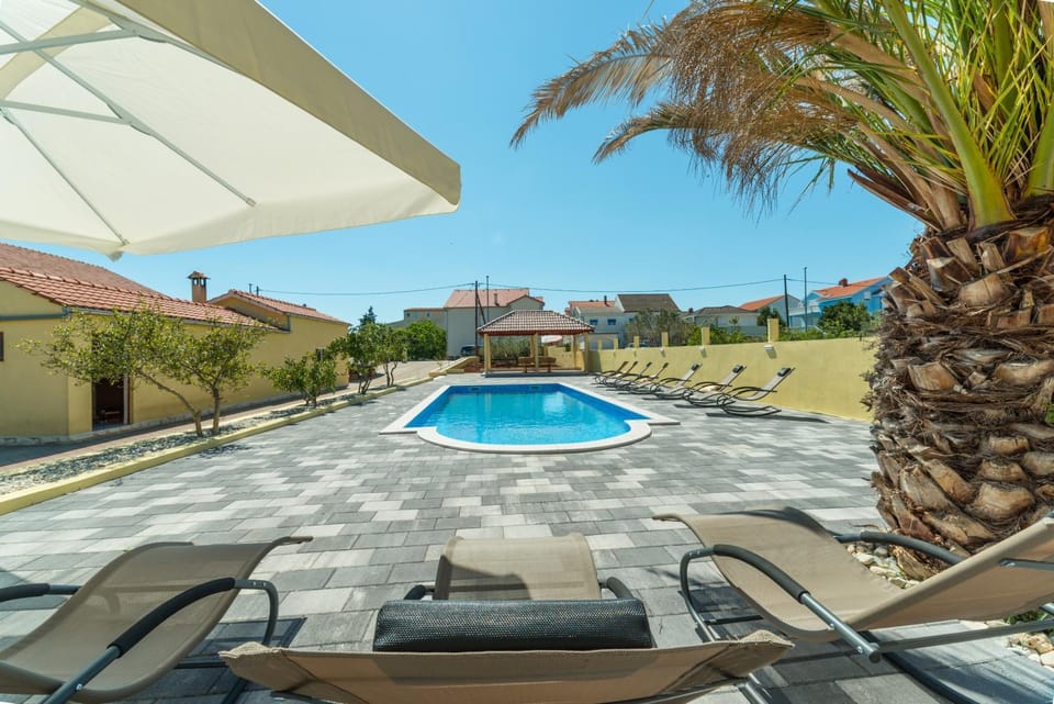 Property building, Swimming pool, Swimming pool