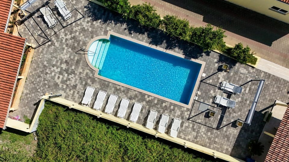 Patio, Swimming pool, sunbed