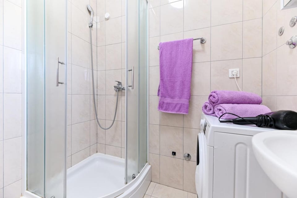 Shower, Bathroom, towels