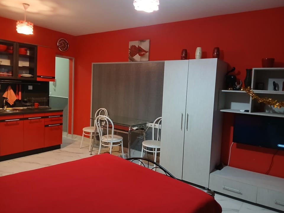 Kitchen or kitchenette, Dining area, wardrobe