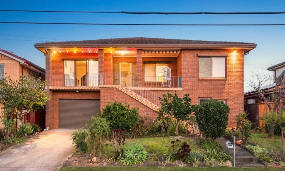 1 Bedroom flat with Living room, Bathroom, private entry, Free street Parking Apartment in Sydney