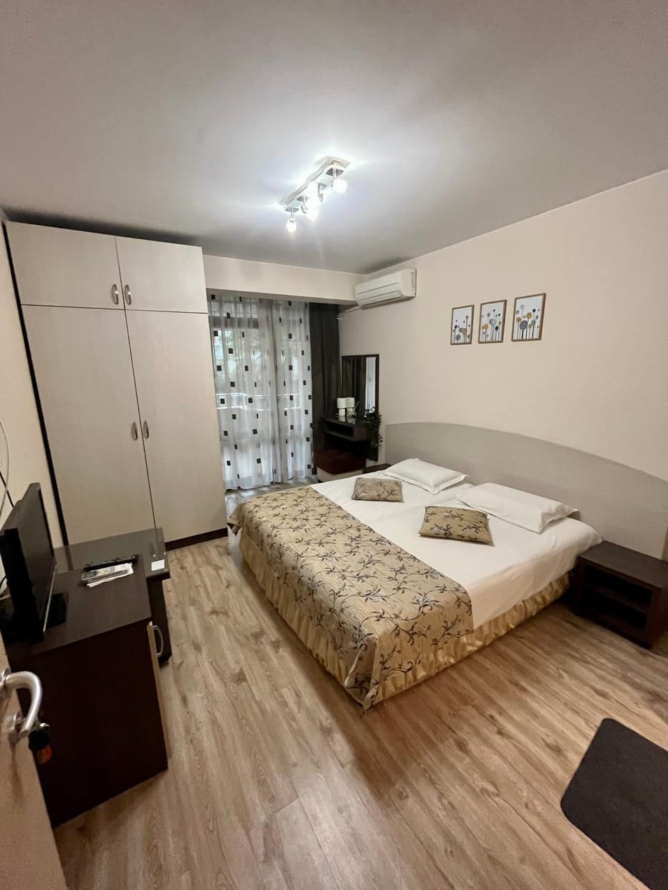 Bed, TV and multimedia, wardrobe