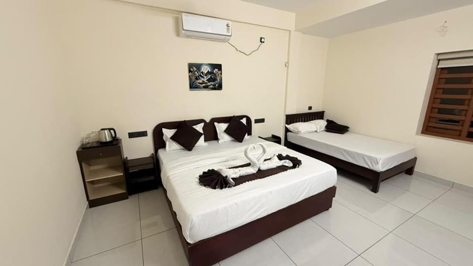 Full Moon Fly Lounge Hotel in Kochi