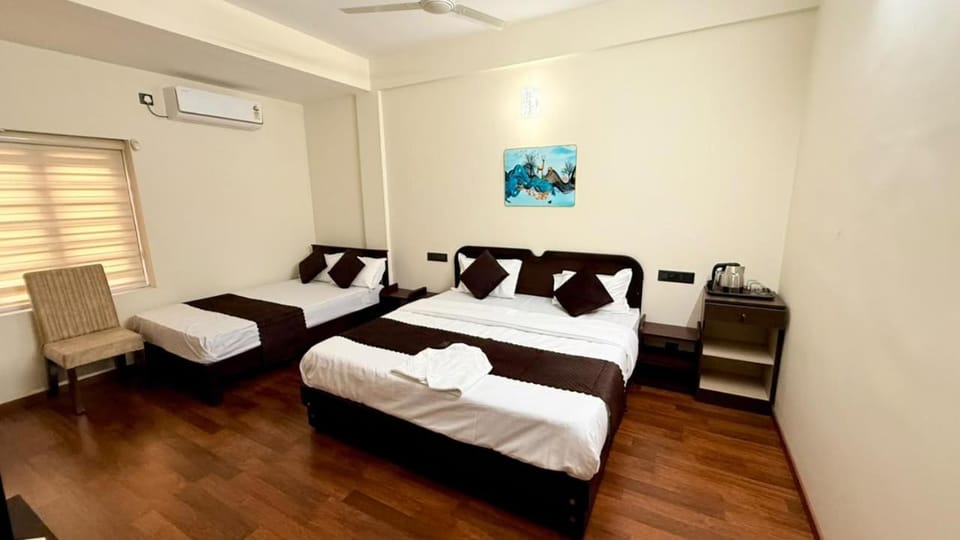 Full Moon Fly Lounge Hotel in Kochi