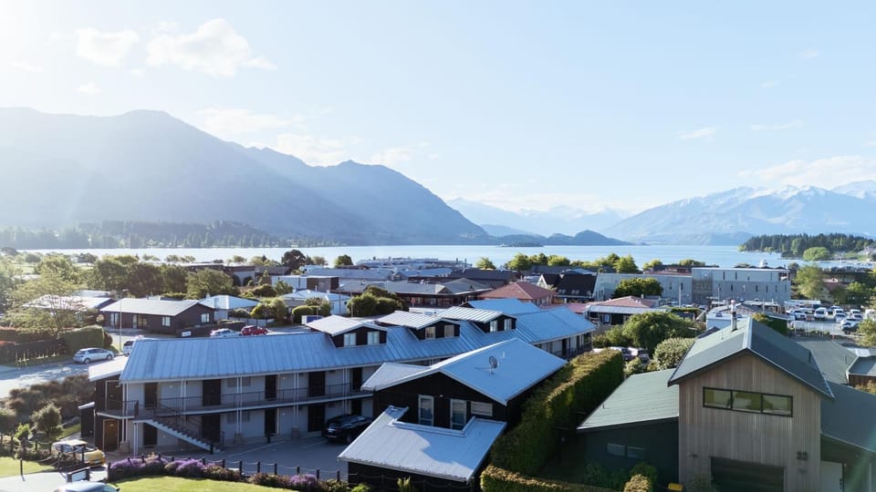 Property building, Natural landscape, Lake view
