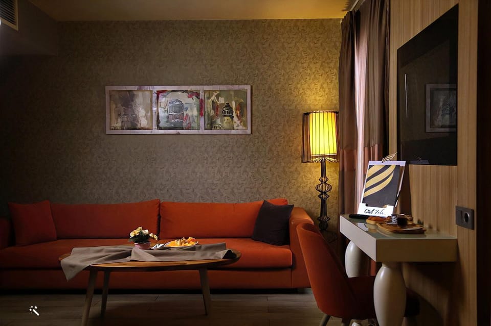Photo of the whole room, Seating area