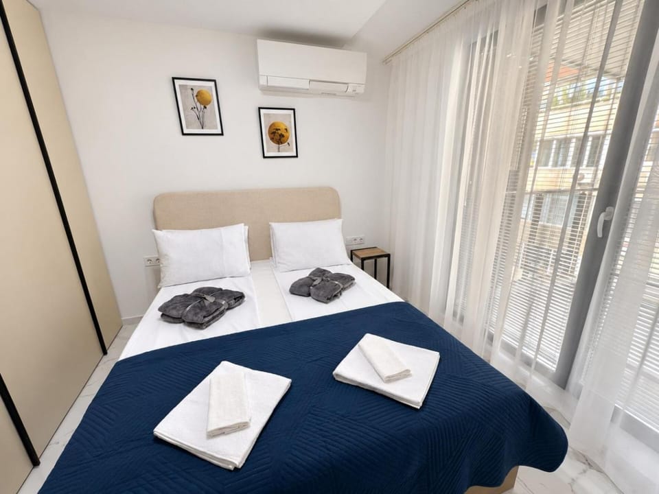 Bed, Photo of the whole room, towels