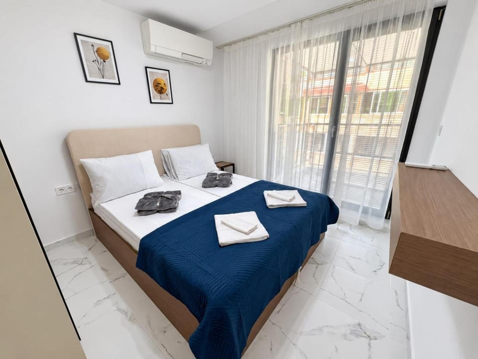 Bedroom, air conditioner