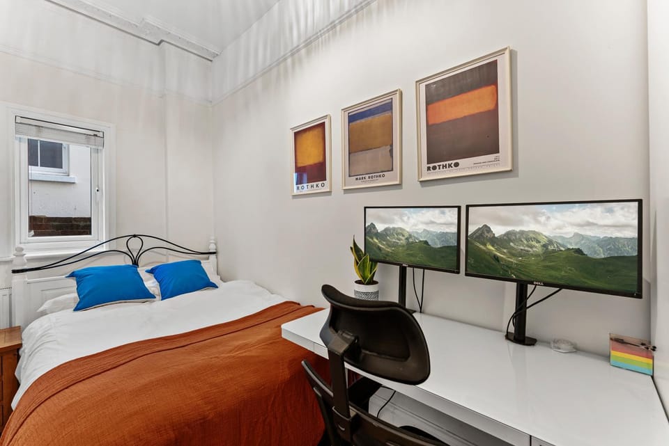 Elegant Redhill Stay Close to Gatwick Airport Apartment in Redhill