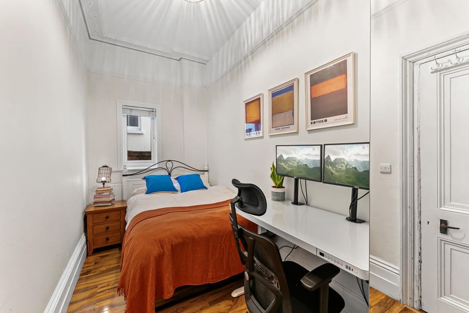 Elegant Redhill Stay Close to Gatwick Airport Apartment in Redhill