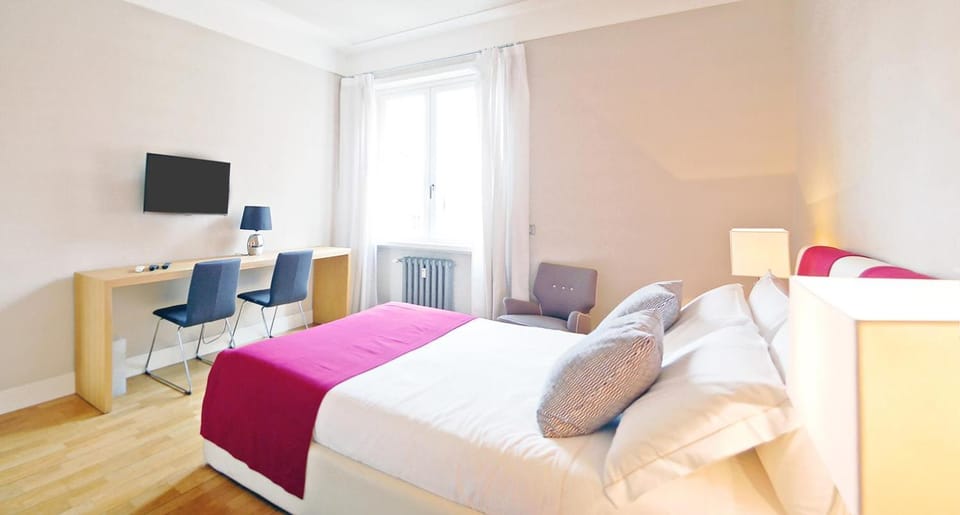 Bed, TV and multimedia, Photo of the whole room, Bedroom, hair dresser