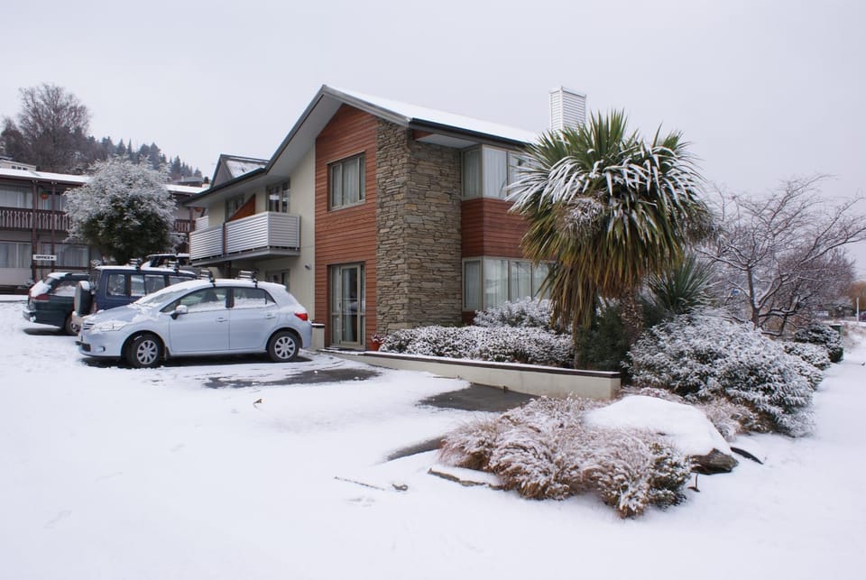 Property building, Facade/entrance, Winter
