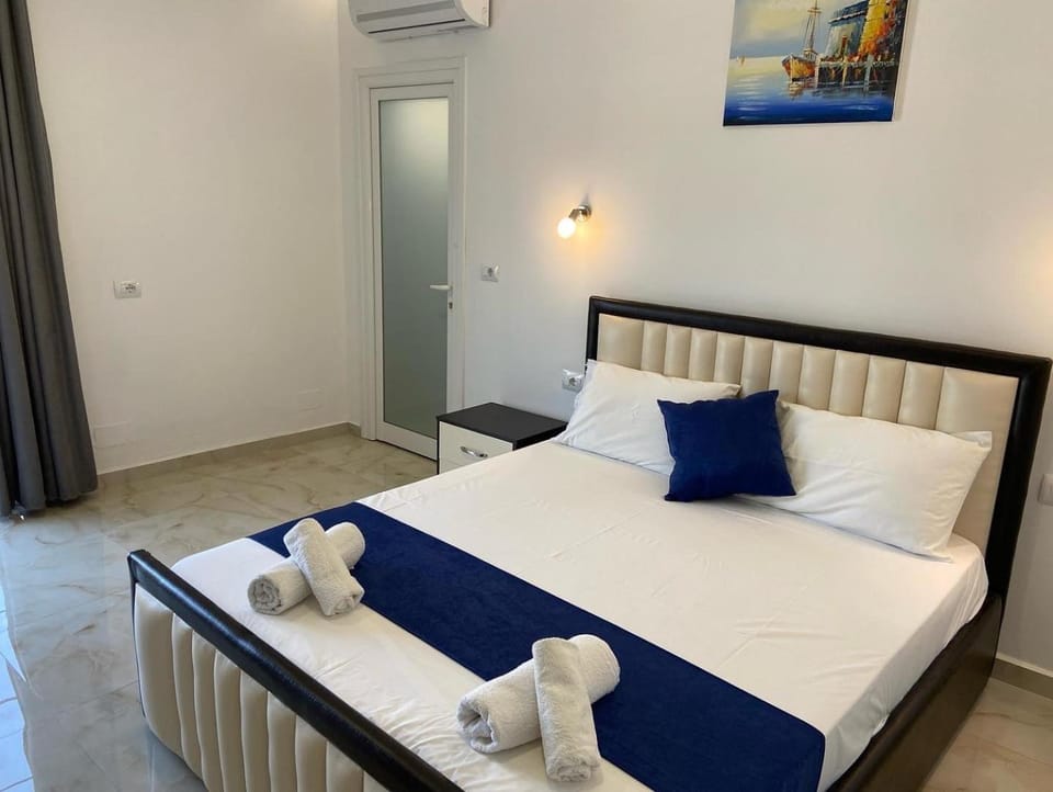 Bed, Photo of the whole room, Bedroom, towels, air conditioner