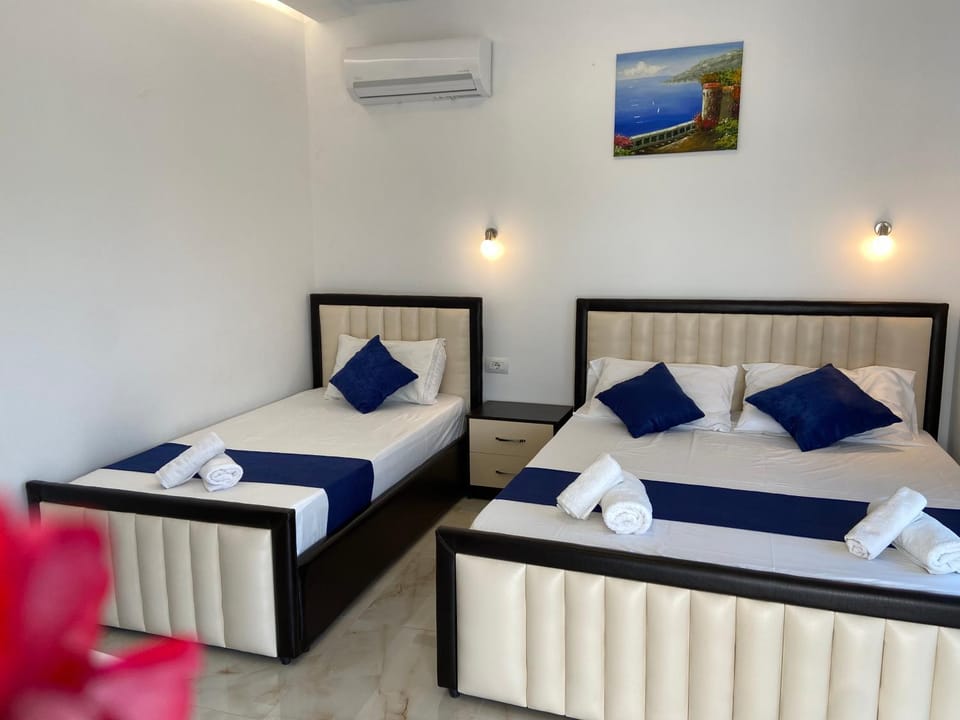 Bed, Photo of the whole room, Seating area, Bedroom, towels, air conditioner