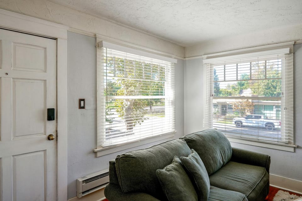 Walk to Pickleball, Parks, Pubs! Cozy Dtwn Apt House in Bakersfield