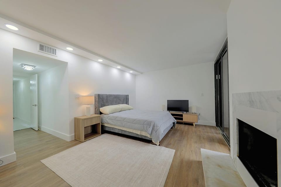 Relax Poolside, Walk to Ocean! Hillsboro Beach Gem House in Hillsboro Beach