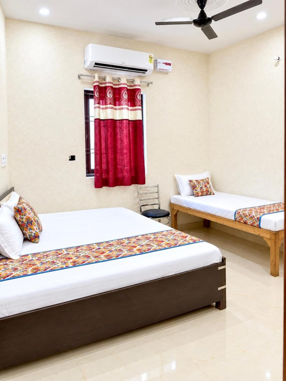Bed, Photo of the whole room, Bedroom, air conditioner