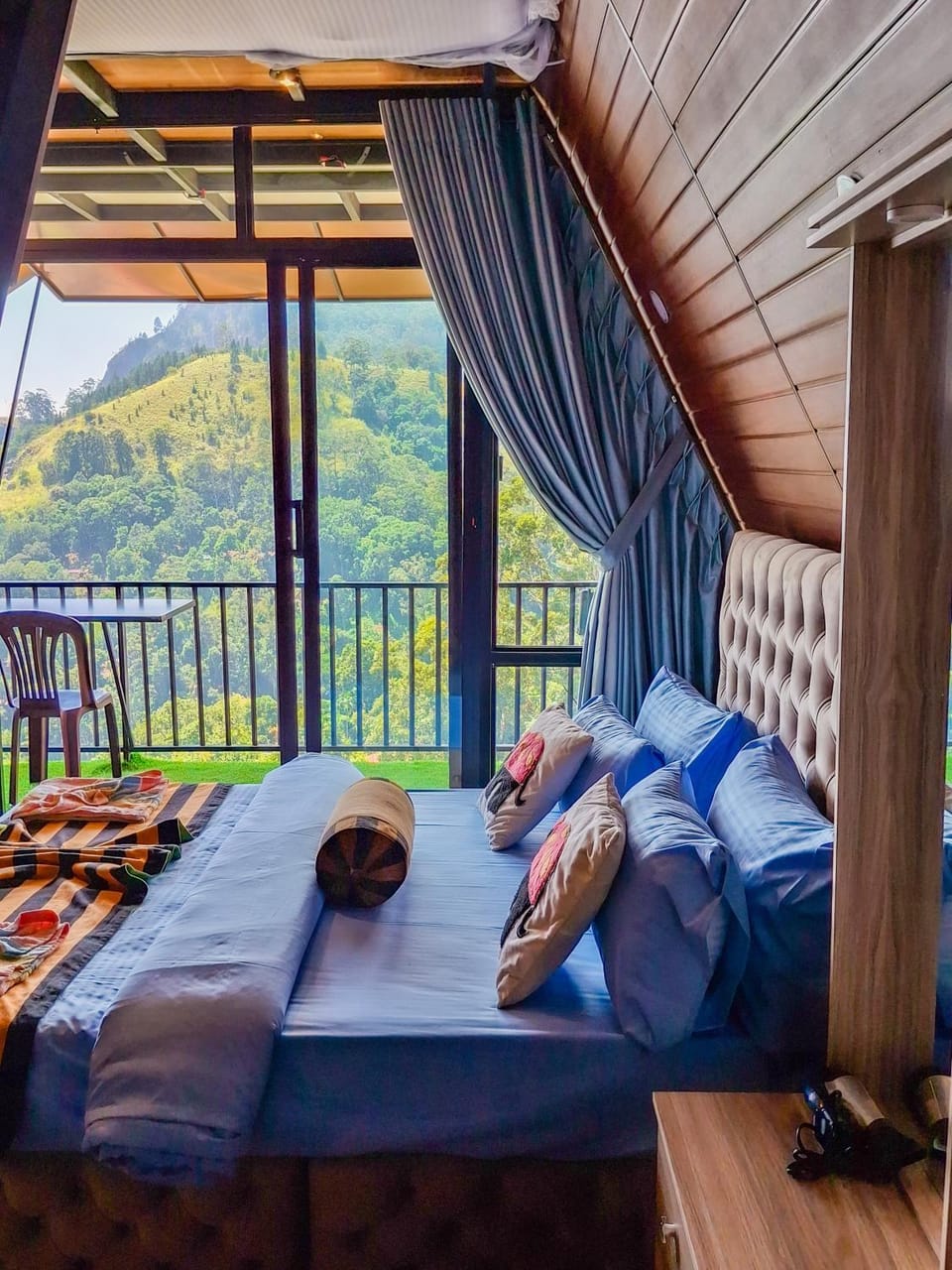 Bed, Living room