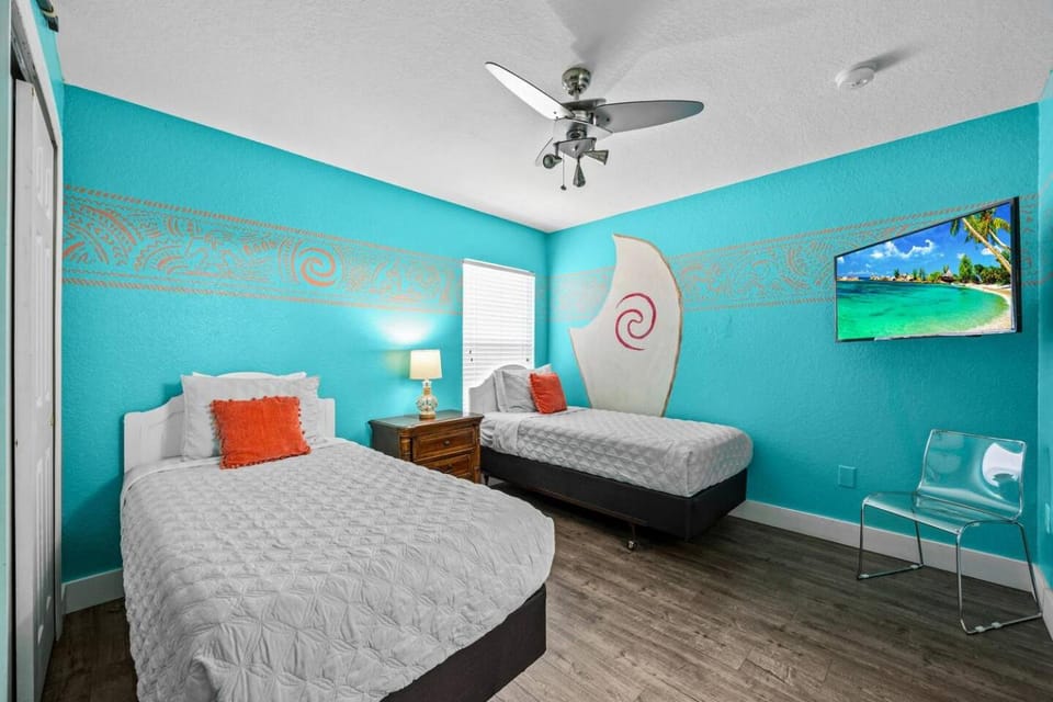 Bed, TV and multimedia, Photo of the whole room, Decorative detail, Bedroom