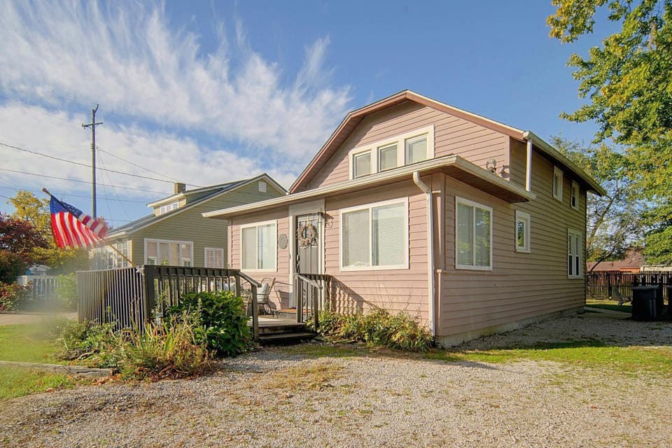 Lake Erie Days, Fireside Nights! Geneva Getaway House in Geneva-on-the-Lake