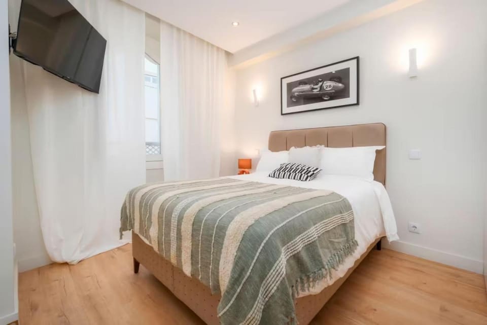 Bed, TV and multimedia, Photo of the whole room, Bedroom