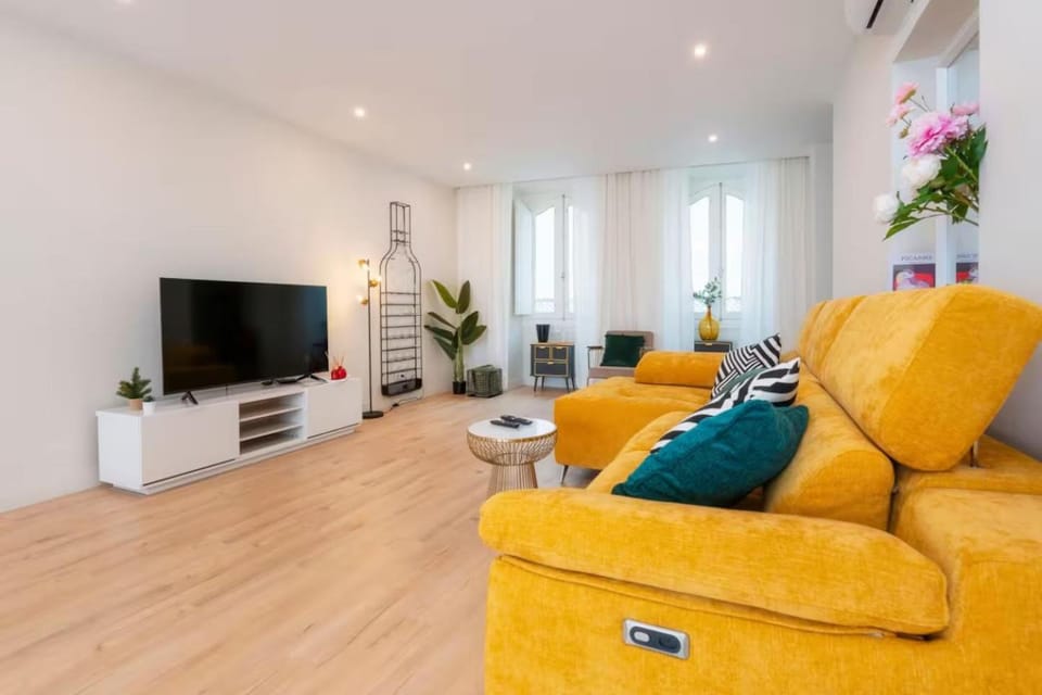 Communal lounge/ TV room, TV and multimedia, Living room, Seating area, Evening entertainment