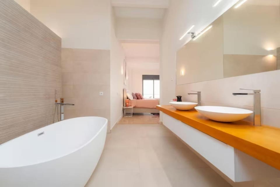 Toilet, Bed, Bathroom, Photo of the whole room, Bedroom, Bath