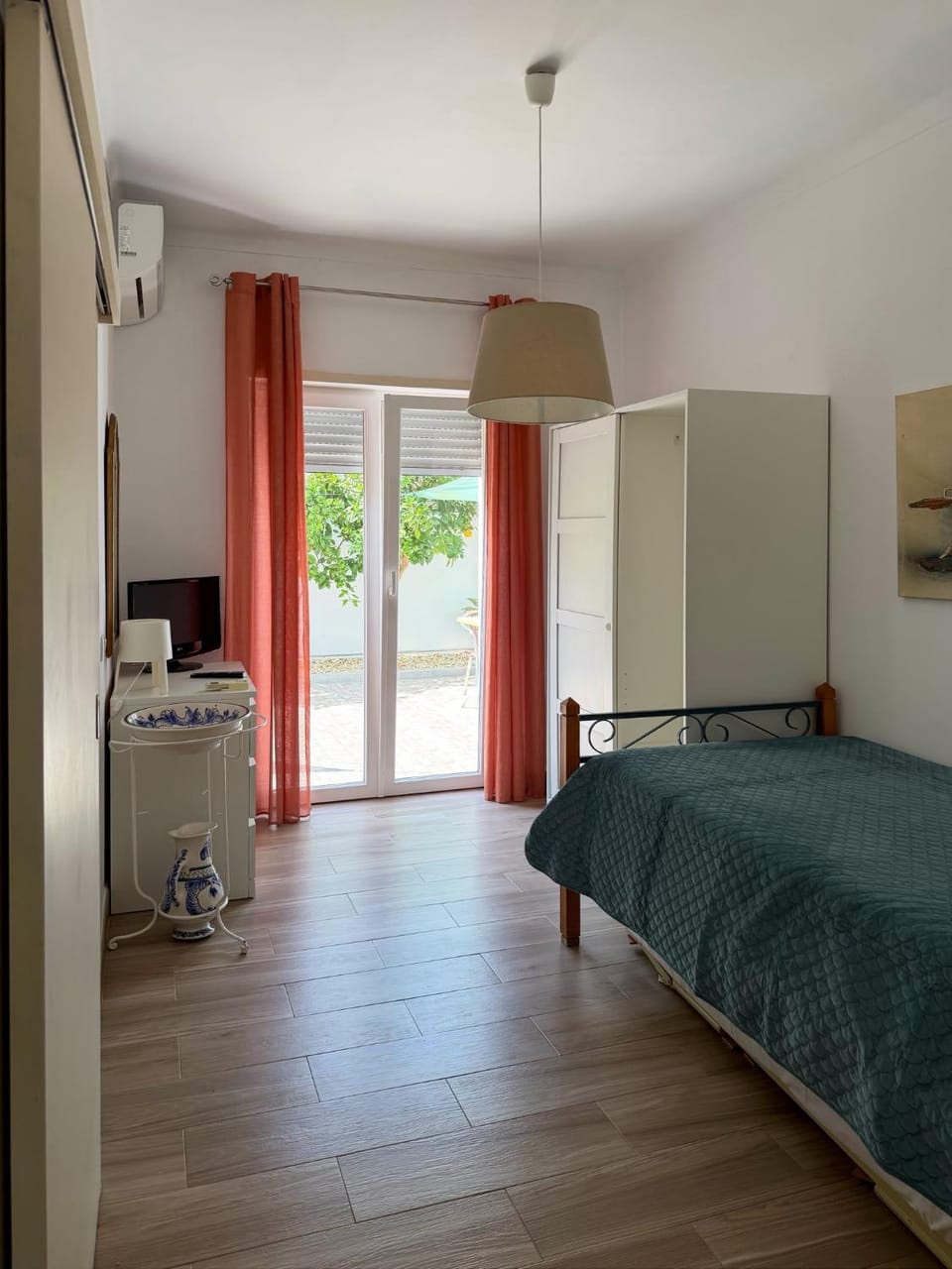 Bed, Bedroom, wardrobe, air conditioner