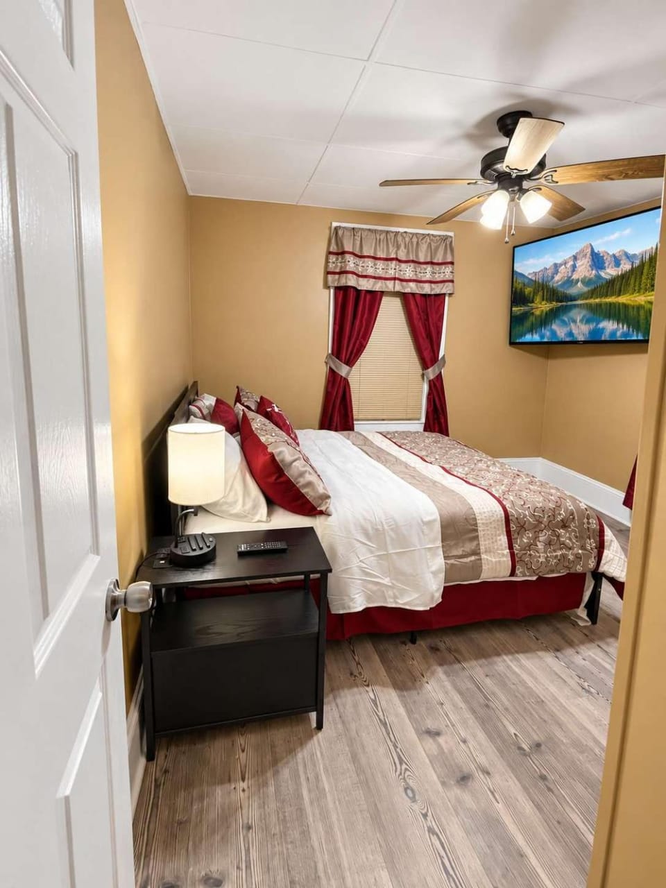 High Ceilings - King Beds 85 TV Near Downtown House in Winston-Salem