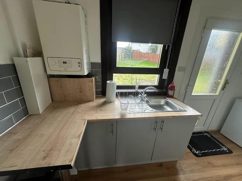 Bright 2 Bed Flat Oakley Apartment in Scotland
