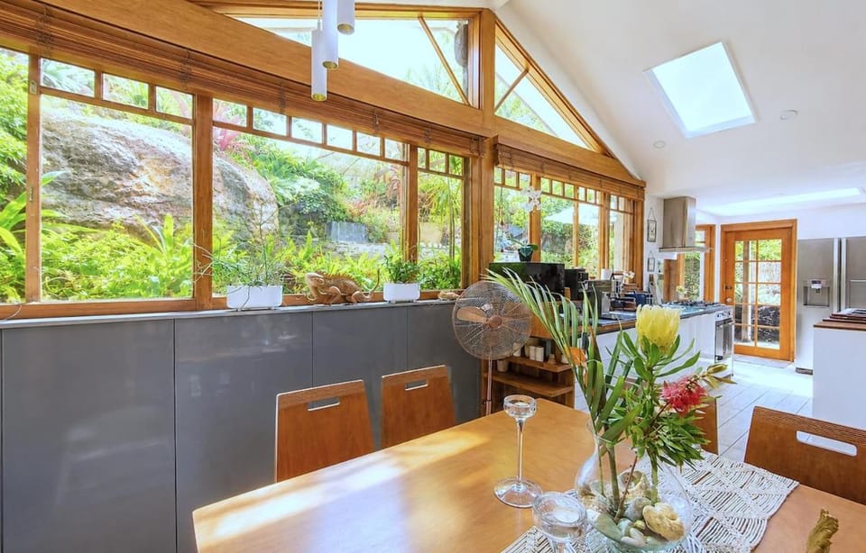 Famous Palm Beach! 3-Bdrm Retreat, Walk to Beach & Weddings! Luxury Outdoor Spa House in Pittwater Council
