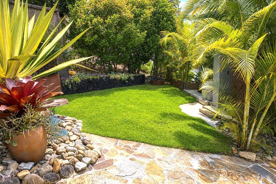 Famous Palm Beach! 3-Bdrm Retreat, Walk to Beach & Weddings! Luxury Outdoor Spa House in Pittwater Council