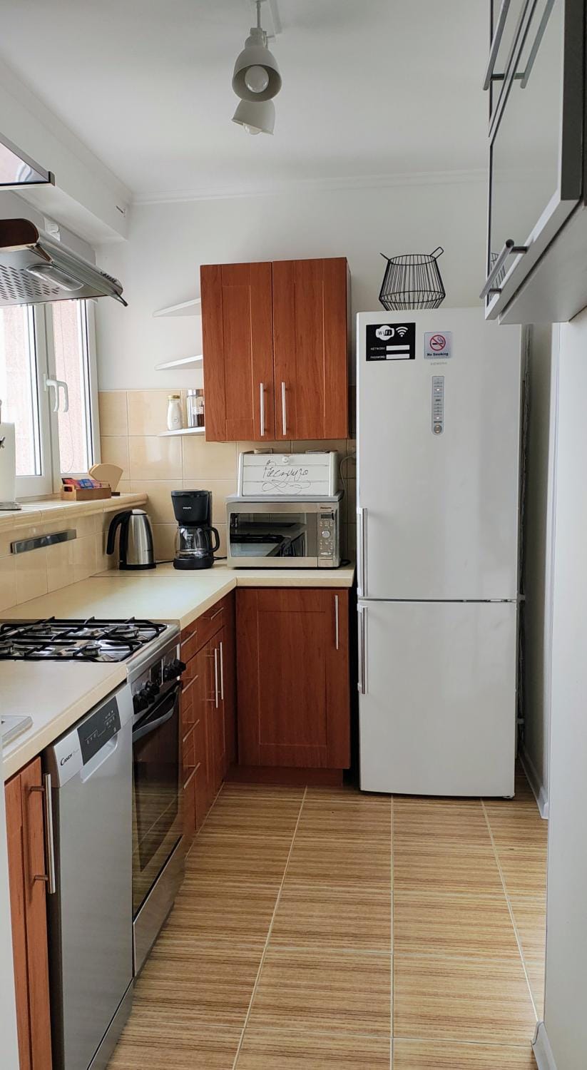 Kitchen or kitchenette, dishwasher, oven