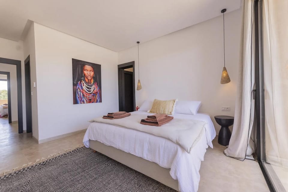 Bed, Photo of the whole room, Bedroom, towels
