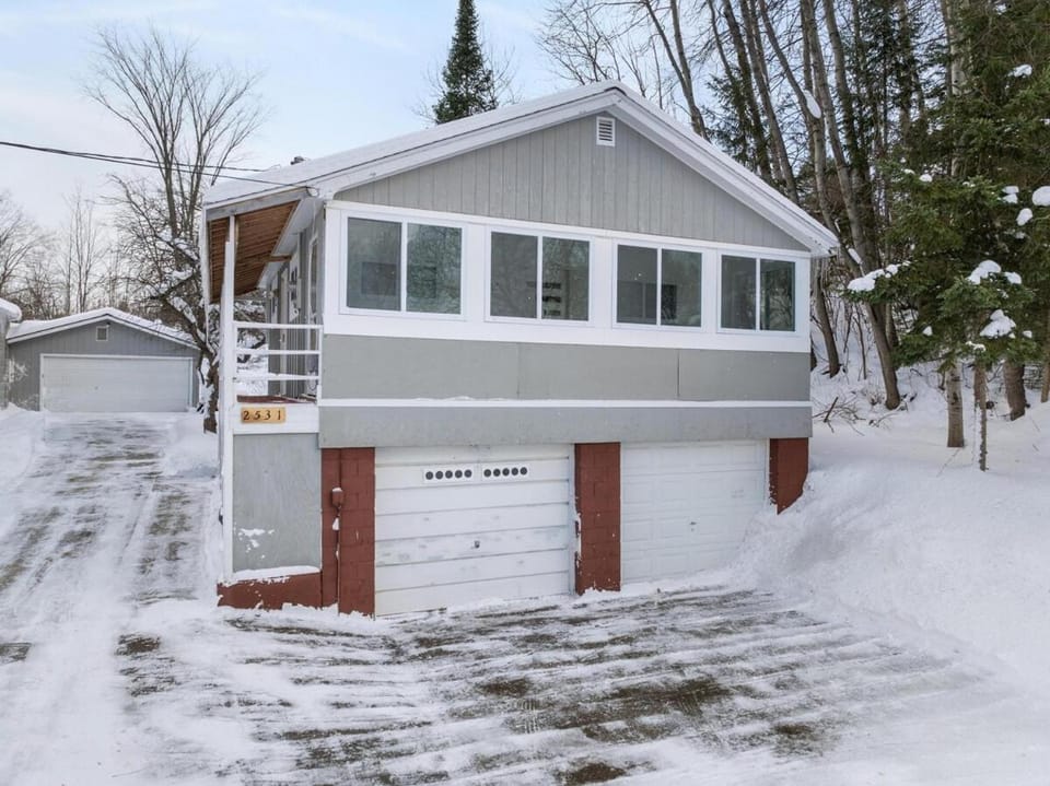 The Grove half mile from Boyne Mountain Sleeps 4 House in Boyne Falls