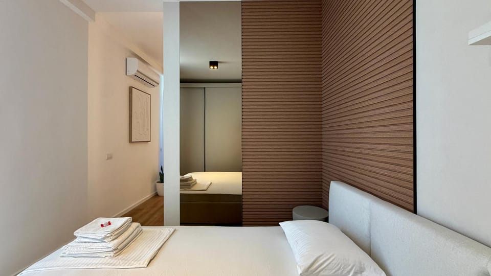 Bed, towels