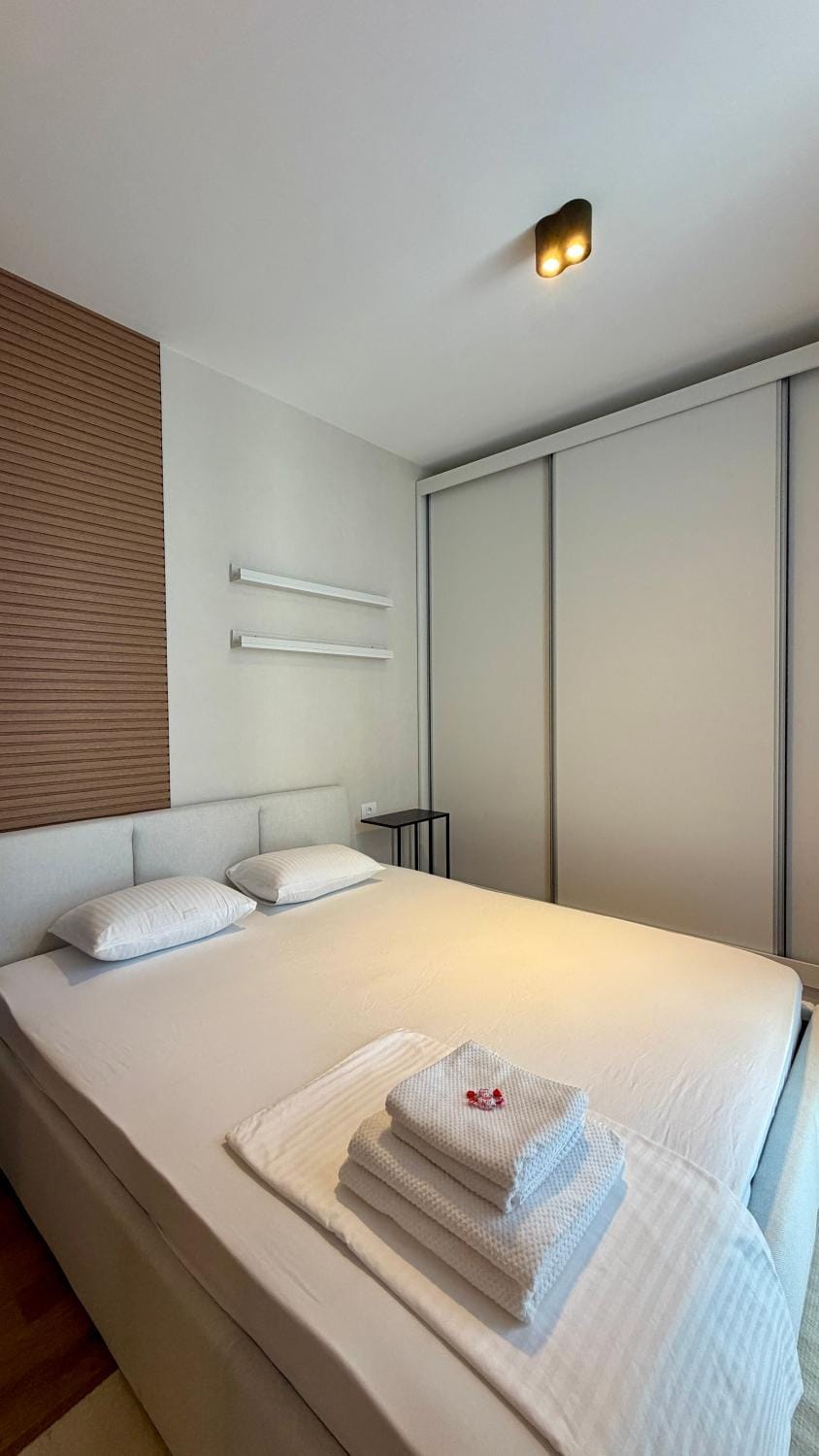 Bed, Bedroom, towels
