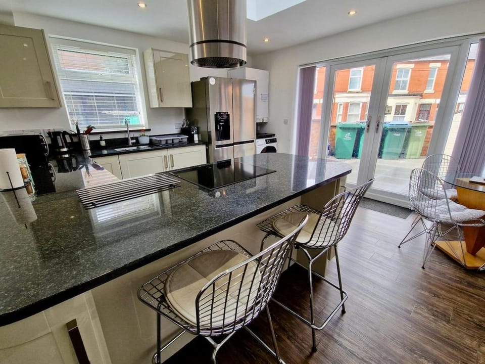 Contractor House - 6 Ensuite Rooms - Large Kitchen House in Coventry