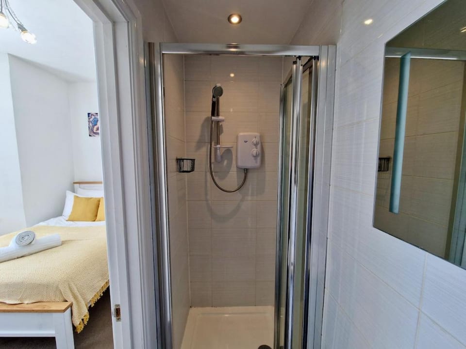 Contractor House - 6 Ensuite Rooms - Large Kitchen House in Coventry