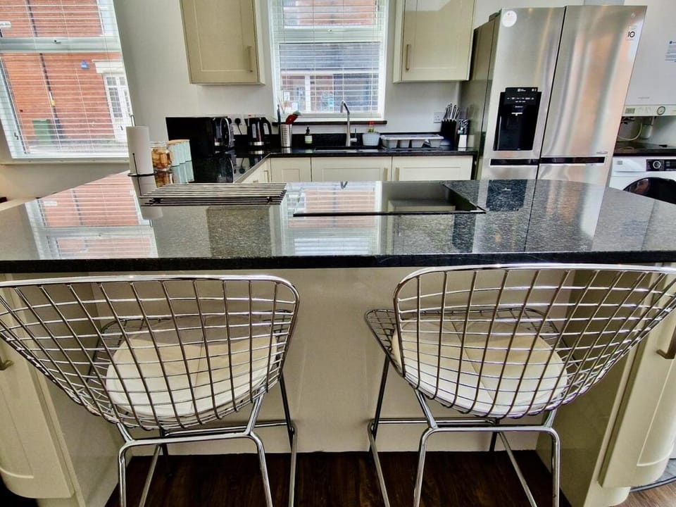 Contractor House - 6 Ensuite Rooms - Large Kitchen House in Coventry