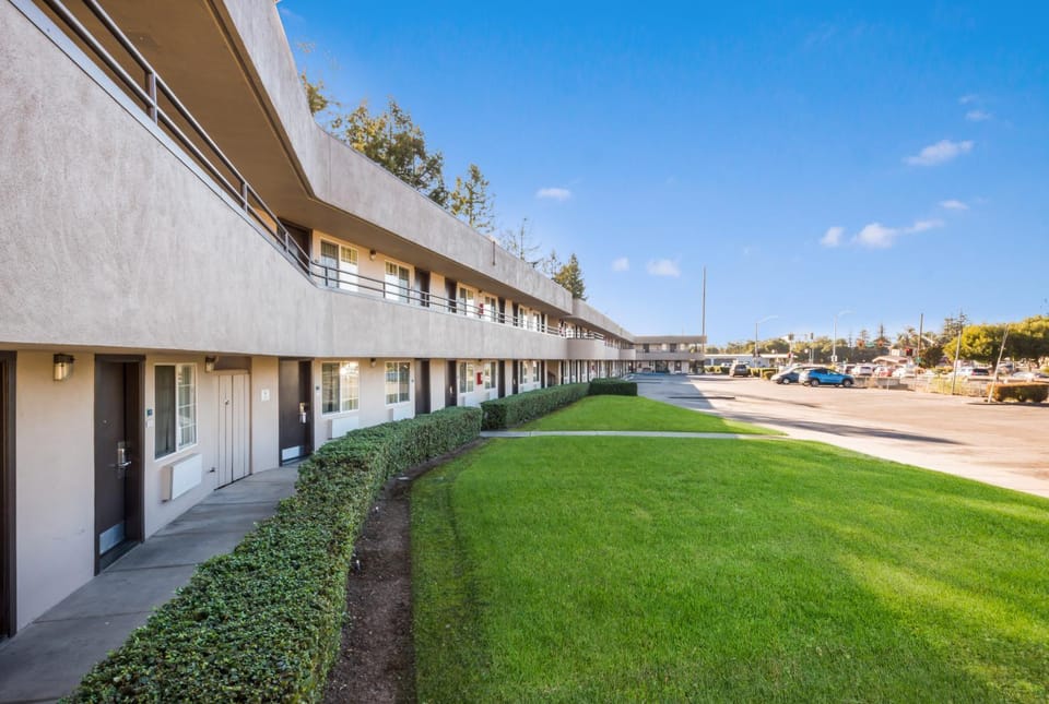 Property building, Natural landscape, Garden, Street view, Parking
