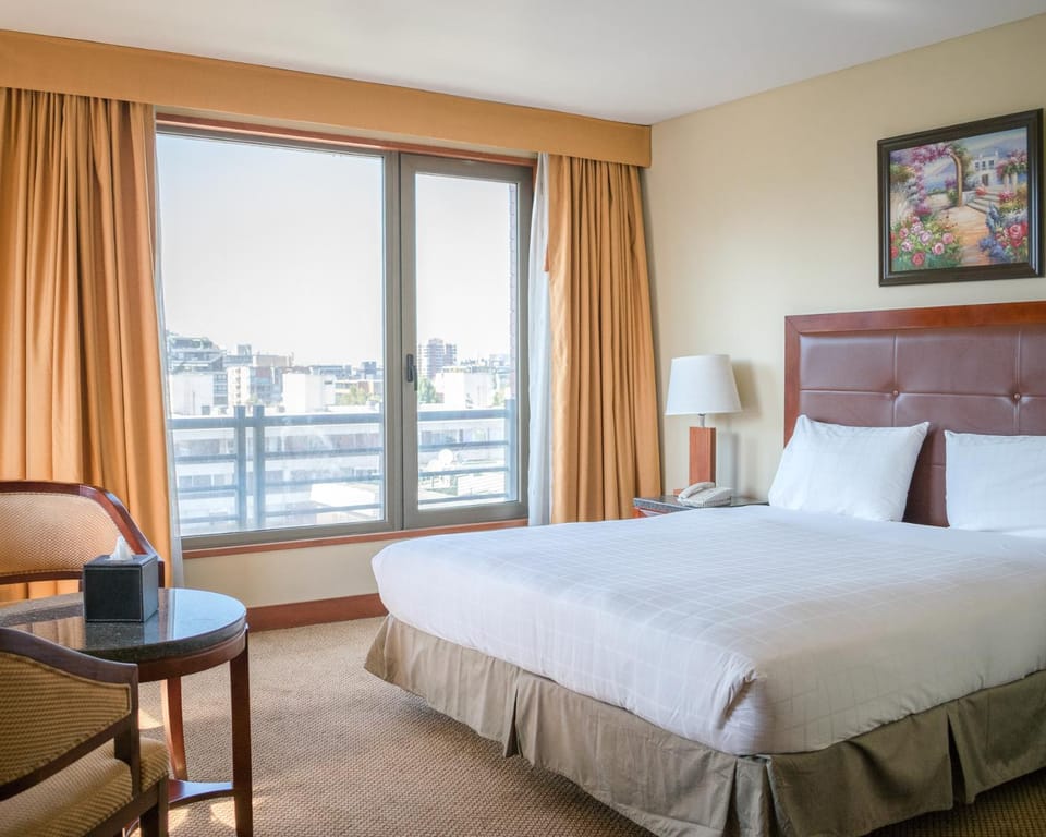 Bed, Photo of the whole room, Bedroom, City view, Street view