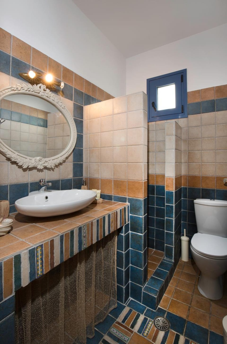Shower, Toilet, Property building, Activities, Bathroom