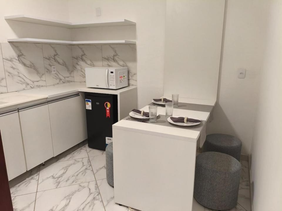 Kitchen or kitchenette, microwave, minibar