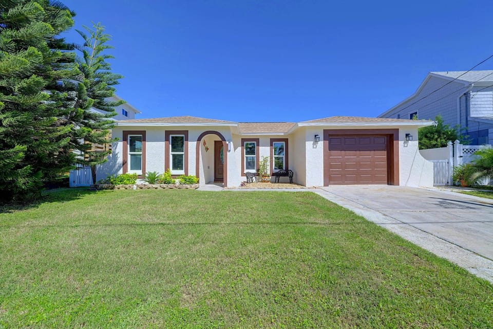 Right on Canal! Sleek Home Near Gulf Coast Fun House in Hudson