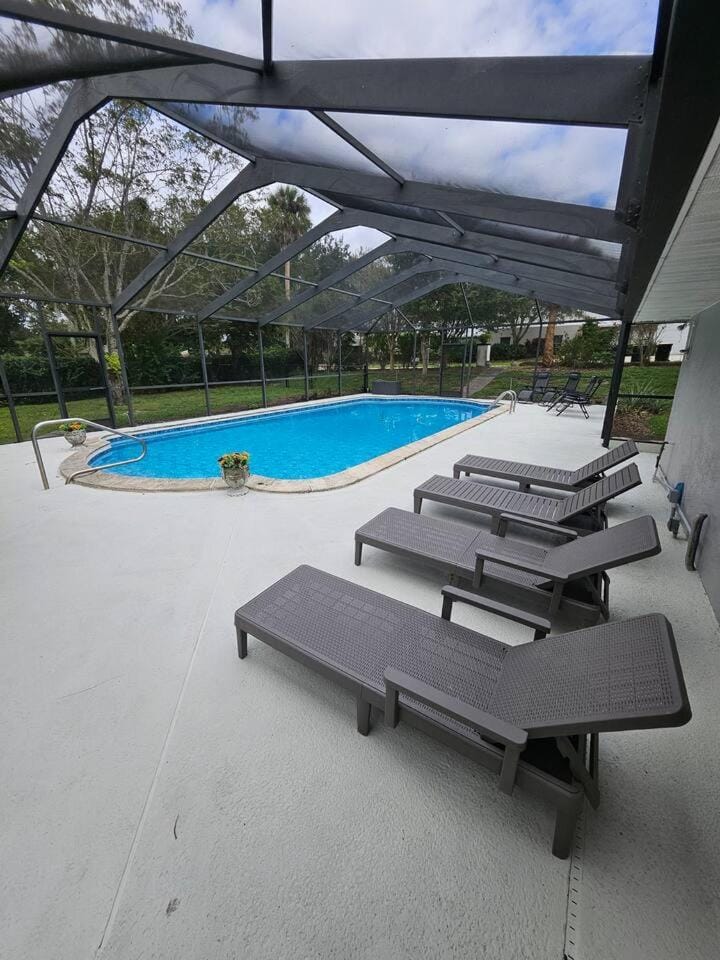 Beautiful Historical 6 Bdrm Lakefront Pool Home House in Auburndale