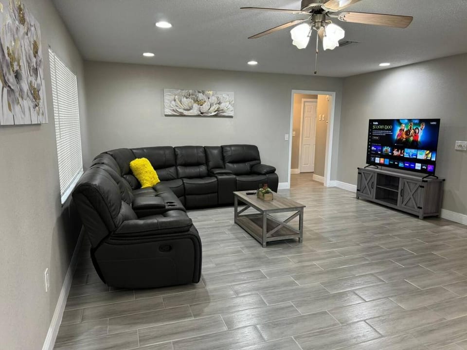 Winter Haven 4BR AC Game Room Sleeps 14 House in Winter Haven